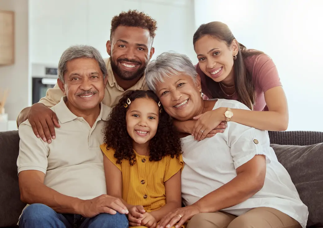 Porträt einer Familie mit Kind.