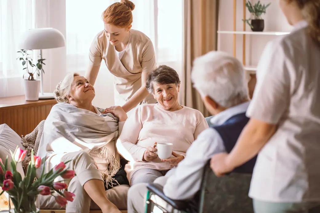 Pflegekräfte und ältere Senioren im Pflegeheim.