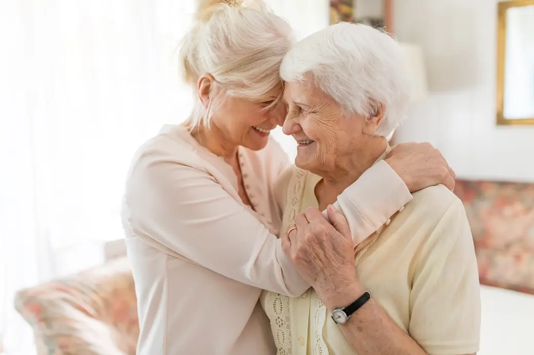 Seniorin, die mit ihrer Tochter Zeit verbringt.