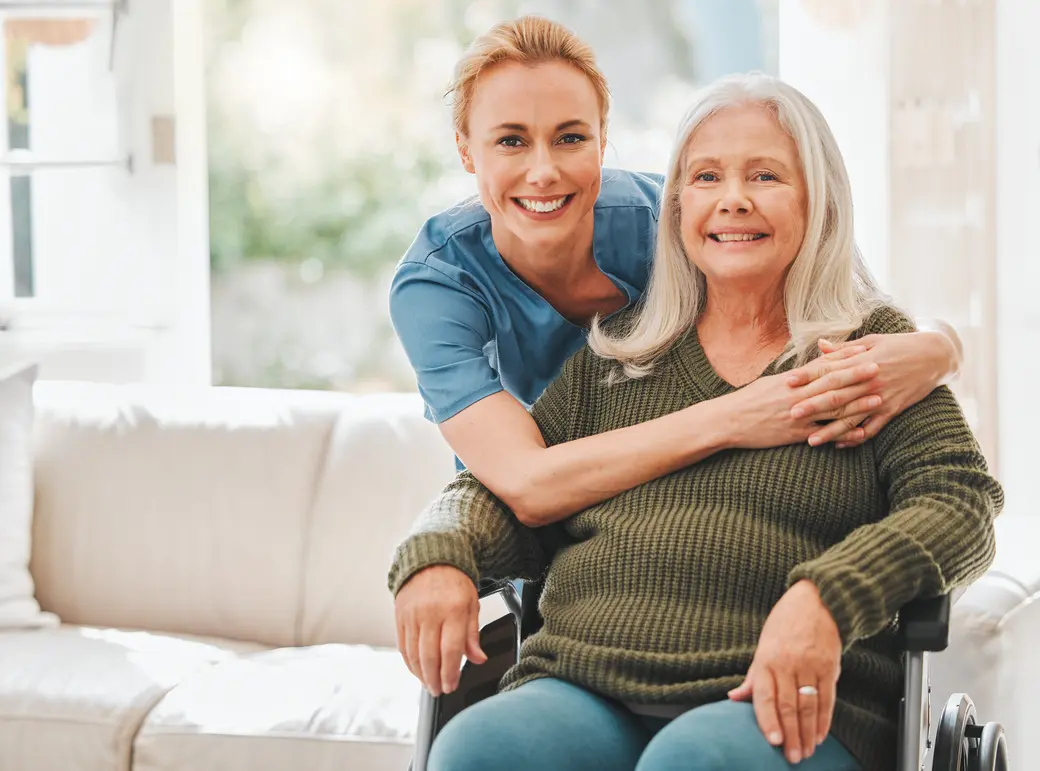 Unterstützung einer Krankenschwester, die ihre Patientin umarmt.