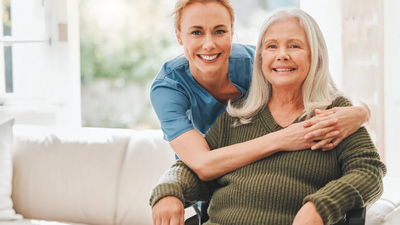 Unterstützung einer Krankenschwester, die ihre Patientin umarmt.