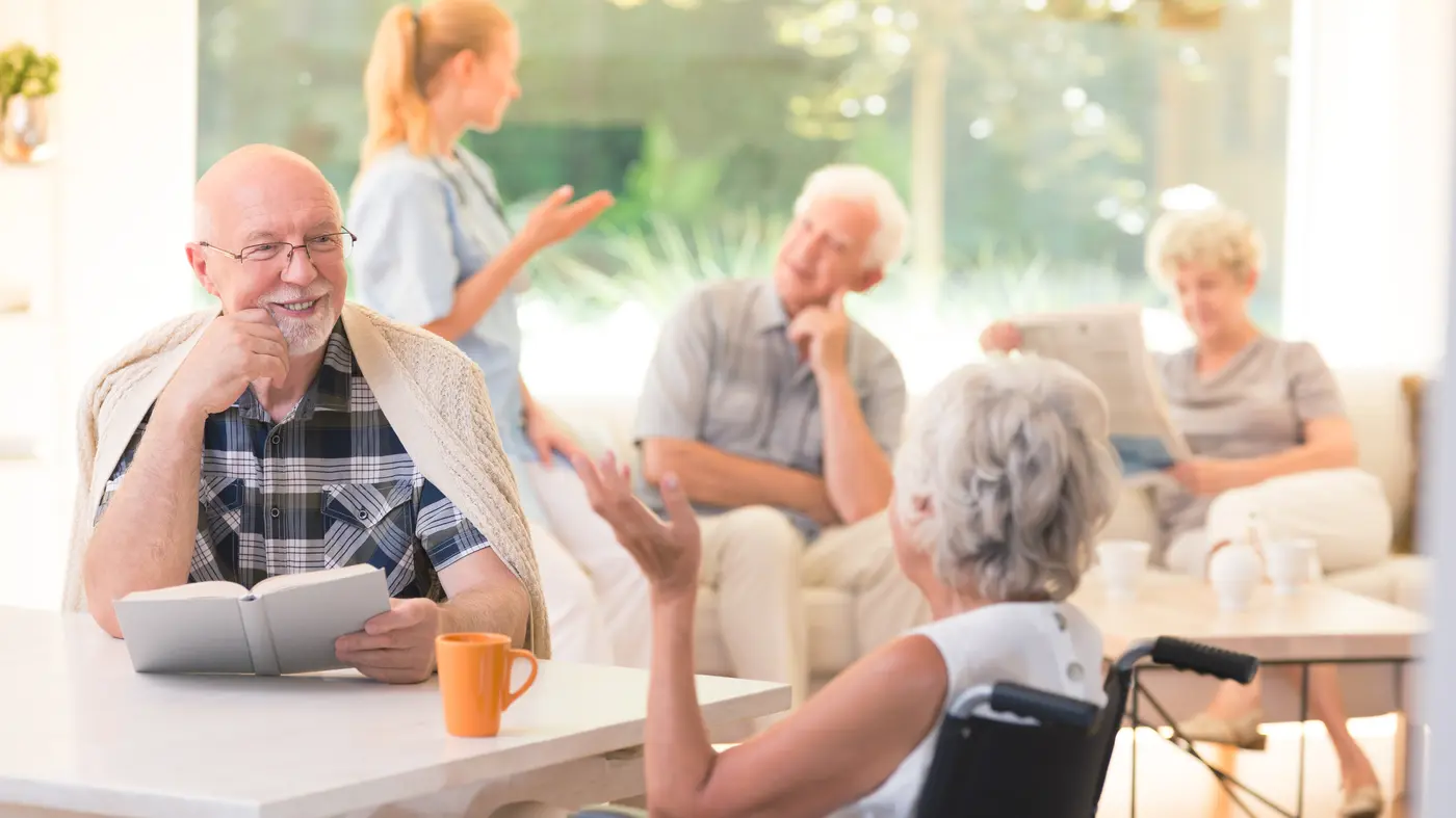 Im Gespräch zwischen Frau und Mann im Pflegeheim.