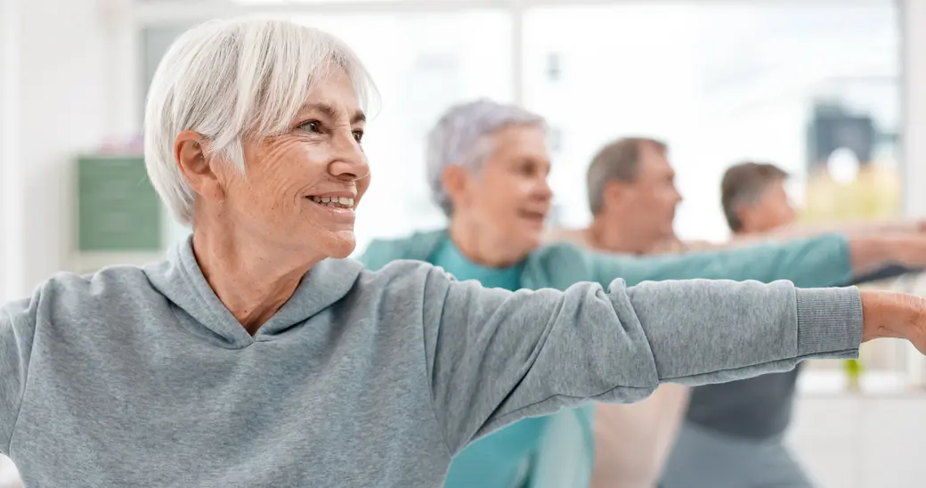 Alte Menschen in Yoga-Kurs, Fitness und Stretching.